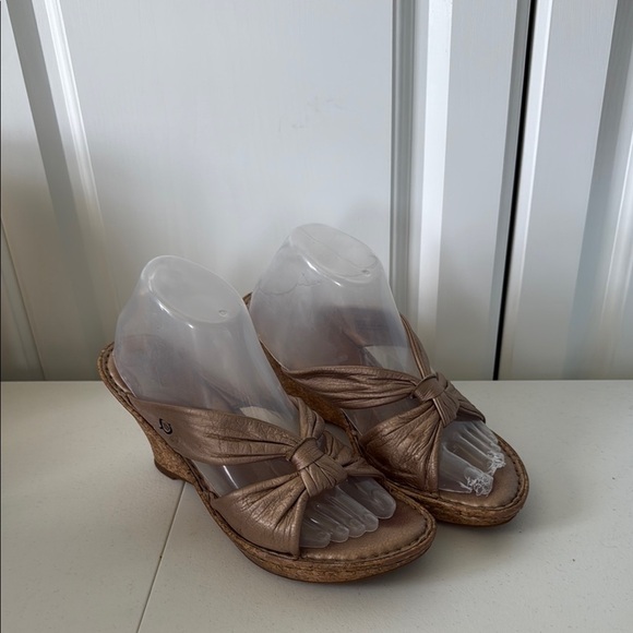 BORN TAN WEDGE HEEL SLIP ON SANDALS (sz 9) - Picture 1 of 8